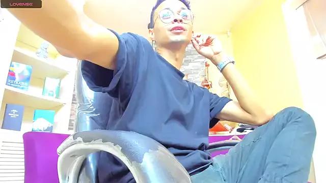 Discover our girls online shows and discover the company of countless livestreamers, with stunning shapes, sex toys and more.