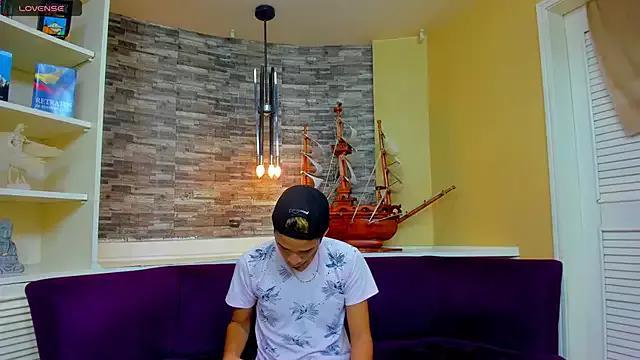 Juicy_Creww from StripChat is Freechat