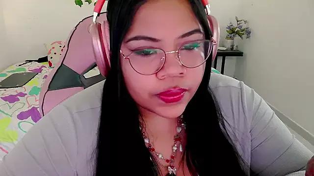 Discover our girls online shows and discover the company of countless livestreamers, with stunning shapes, sex toys and more.