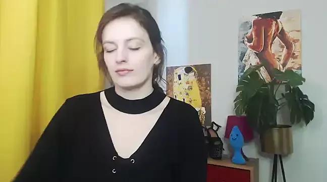 Discover our girls online shows and discover the company of countless livestreamers, with stunning shapes, sex toys and more.