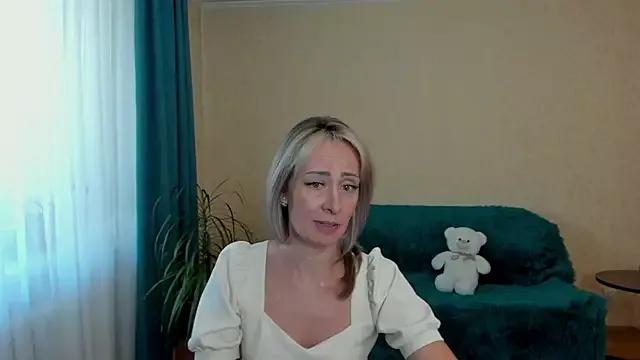 Discover our girls online shows and discover the company of countless livestreamers, with stunning shapes, sex toys and more.