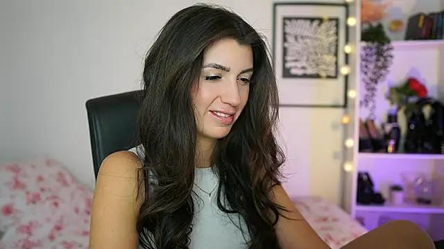 Discover our girls online shows and discover the company of countless livestreamers, with stunning shapes, sex toys and more.