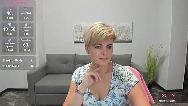 Discover our girls online shows and discover the company of countless livestreamers, with stunning shapes, sex toys and more.