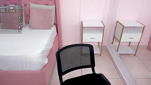 Discover our girls online shows and discover the company of countless livestreamers, with stunning shapes, sex toys and more.