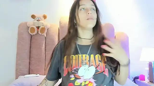 Discover our girls online shows and discover the company of countless livestreamers, with stunning shapes, sex toys and more.