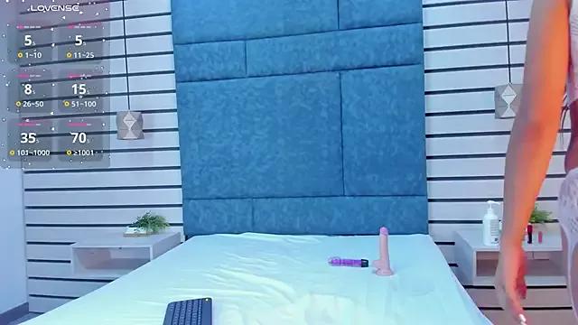 JulianaPiero from StripChat is Freechat