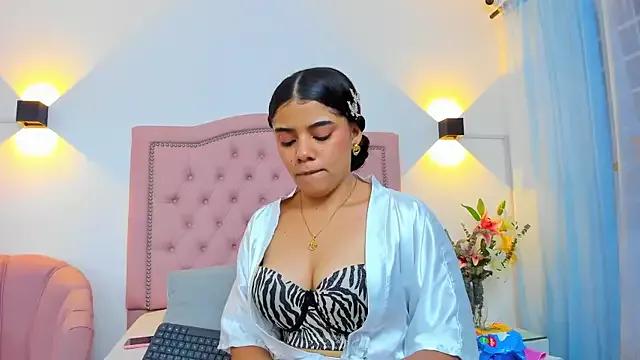 JulieeHabubu from StripChat is Freechat