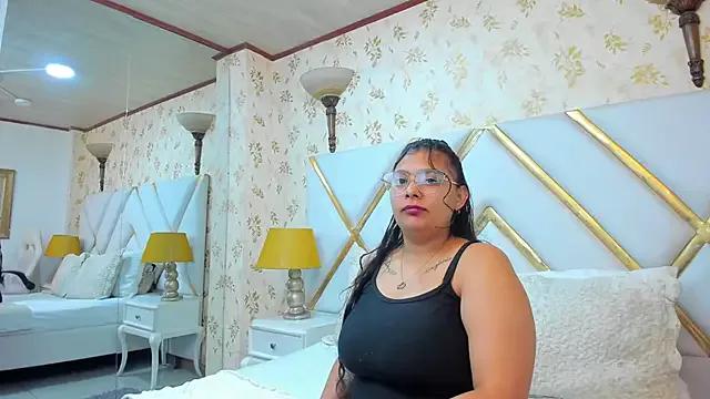 Discover our girls online shows and discover the company of countless livestreamers, with stunning shapes, sex toys and more.