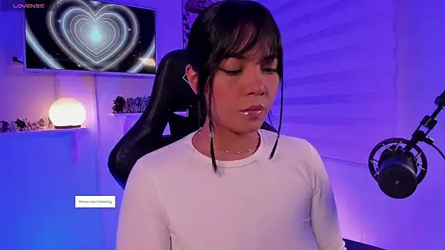 Discover our girls online shows and discover the company of countless livestreamers, with stunning shapes, sex toys and more.