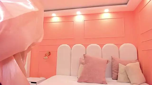 Discover our girls online shows and discover the company of countless livestreamers, with stunning shapes, sex toys and more.