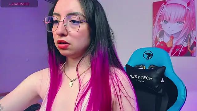 Discover our girls online shows and discover the company of countless livestreamers, with stunning shapes, sex toys and more.