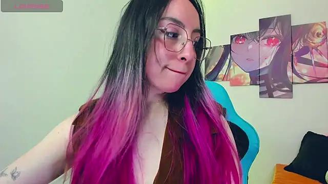 Discover our girls online shows and discover the company of countless livestreamers, with stunning shapes, sex toys and more.
