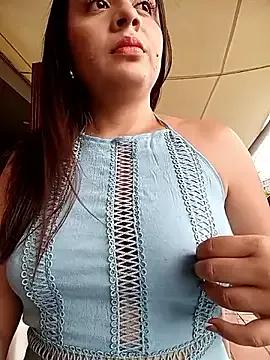 Discover our girls online shows and discover the company of countless livestreamers, with stunning shapes, sex toys and more.