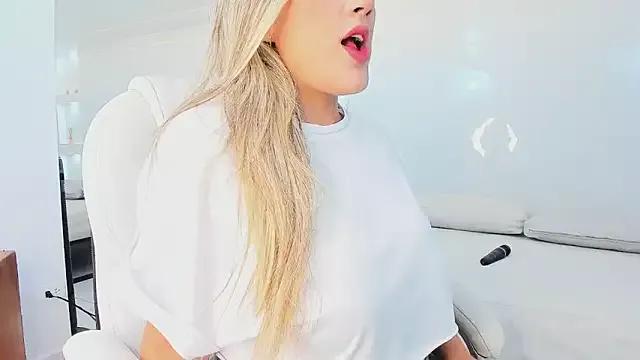 Discover our girls online shows and discover the company of countless livestreamers, with stunning shapes, sex toys and more.