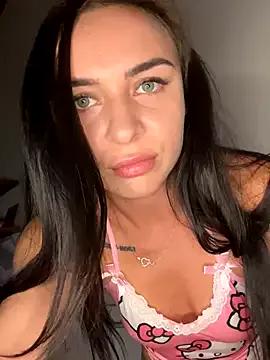 Discover our girls online shows and discover the company of countless livestreamers, with stunning shapes, sex toys and more.