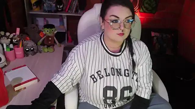Discover our girls online shows and discover the company of countless livestreamers, with stunning shapes, sex toys and more.