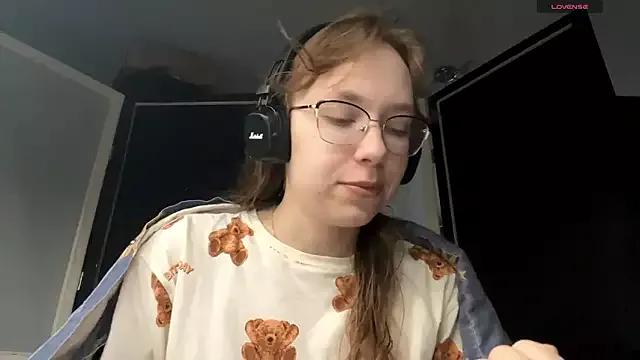 Discover our girls online shows and discover the company of countless livestreamers, with stunning shapes, sex toys and more.