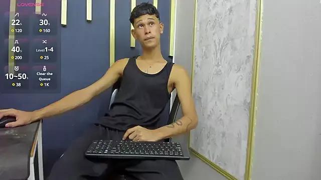 Discover our girls online shows and discover the company of countless livestreamers, with stunning shapes, sex toys and more.