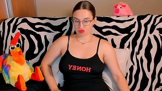 Discover our girls online shows and discover the company of countless livestreamers, with stunning shapes, sex toys and more.