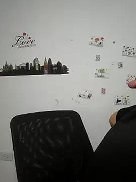 Discover our girls online shows and discover the company of countless livestreamers, with stunning shapes, sex toys and more.