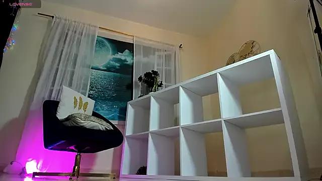 Discover our girls online shows and discover the company of countless livestreamers, with stunning shapes, sex toys and more.
