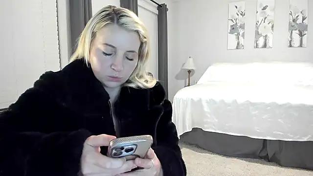 Discover our girls online shows and discover the company of countless livestreamers, with stunning shapes, sex toys and more.