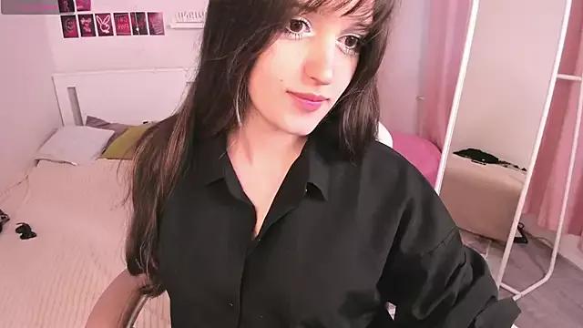 Discover our girls online shows and discover the company of countless livestreamers, with stunning shapes, sex toys and more.