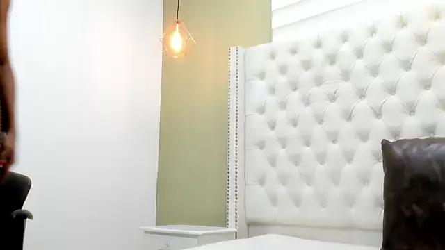 Discover our girls online shows and discover the company of countless livestreamers, with stunning shapes, sex toys and more.