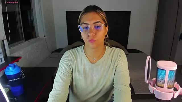 Photos of Kamilasalazar from StripChat is Freechat