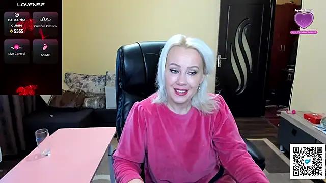 Discover our girls online shows and discover the company of countless livestreamers, with stunning shapes, sex toys and more.