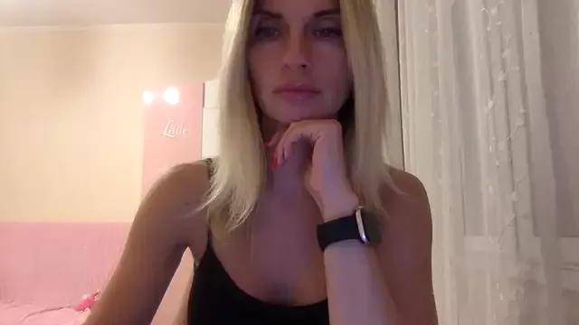 Discover our girls online shows and discover the company of countless livestreamers, with stunning shapes, sex toys and more.