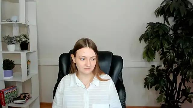 Discover our girls online shows and discover the company of countless livestreamers, with stunning shapes, sex toys and more.