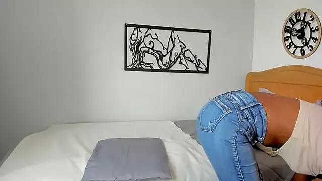 Discover our girls online shows and discover the company of countless livestreamers, with stunning shapes, sex toys and more.