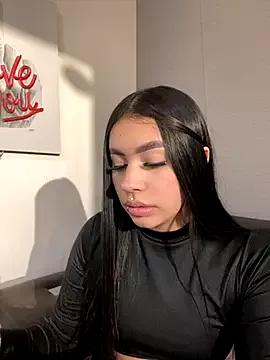 Discover our girls online shows and discover the company of countless livestreamers, with stunning shapes, sex toys and more.