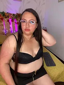 Discover our girls online shows and discover the company of countless livestreamers, with stunning shapes, sex toys and more.