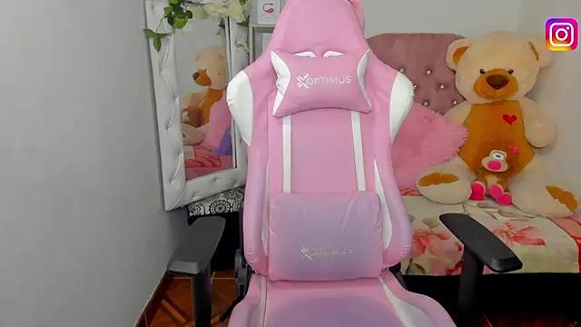 Discover our girls online shows and discover the company of countless livestreamers, with stunning shapes, sex toys and more.