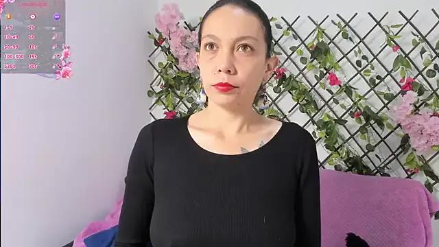 Discover our girls online shows and discover the company of countless livestreamers, with stunning shapes, sex toys and more.