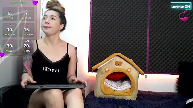 Discover our girls online shows and discover the company of countless livestreamers, with stunning shapes, sex toys and more.