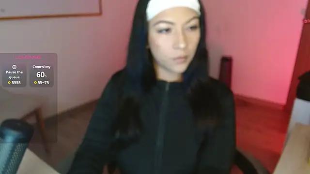 Discover our girls online shows and discover the company of countless livestreamers, with stunning shapes, sex toys and more.