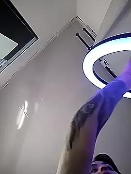 Discover our girls online shows and discover the company of countless livestreamers, with stunning shapes, sex toys and more.