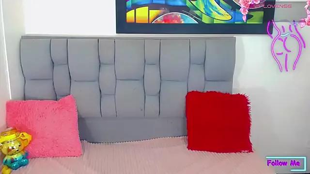 Discover our girls online shows and discover the company of countless livestreamers, with stunning shapes, sex toys and more.