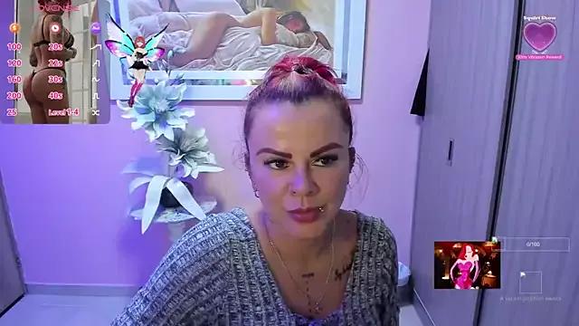 Discover our girls online shows and discover the company of countless livestreamers, with stunning shapes, sex toys and more.