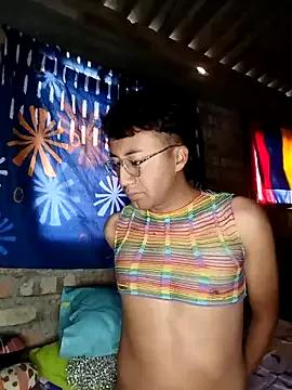 Discover our girls online shows and discover the company of countless livestreamers, with stunning shapes, sex toys and more.