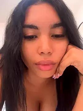 Discover our girls online shows and discover the company of countless livestreamers, with stunning shapes, sex toys and more.