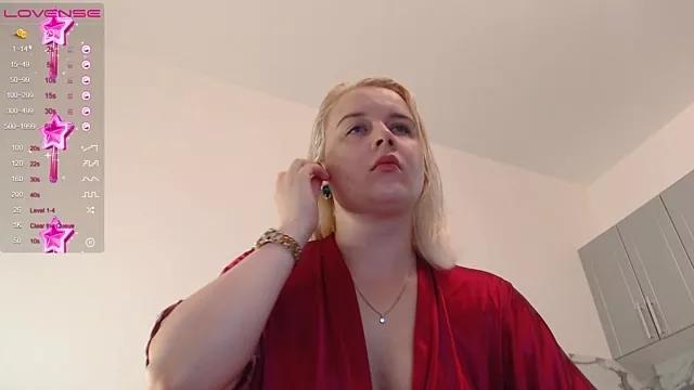 Discover our girls online shows and discover the company of countless livestreamers, with stunning shapes, sex toys and more.