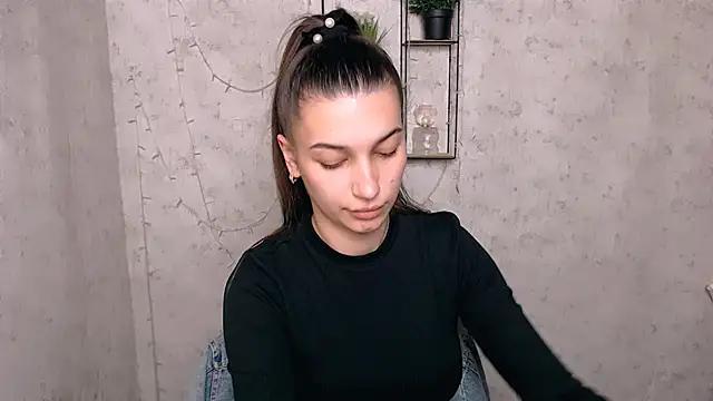 Discover our girls online shows and discover the company of countless livestreamers, with stunning shapes, sex toys and more.