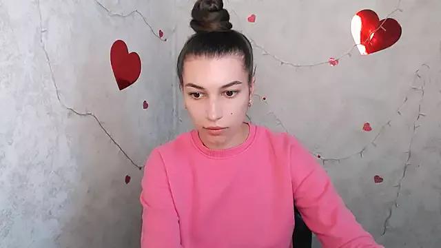 Discover our girls online shows and discover the company of countless livestreamers, with stunning shapes, sex toys and more.