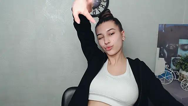 Discover our girls online shows and discover the company of countless livestreamers, with stunning shapes, sex toys and more.