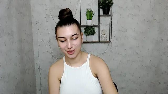 Discover our girls online shows and discover the company of countless livestreamers, with stunning shapes, sex toys and more.