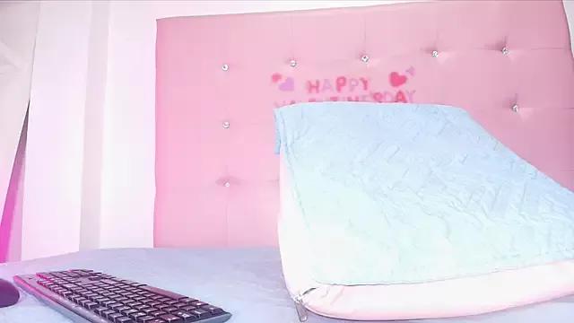 Discover our girls online shows and discover the company of countless livestreamers, with stunning shapes, sex toys and more.